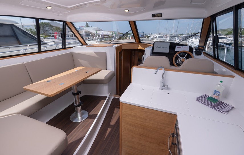 Adriana 44 Fly boat interijer