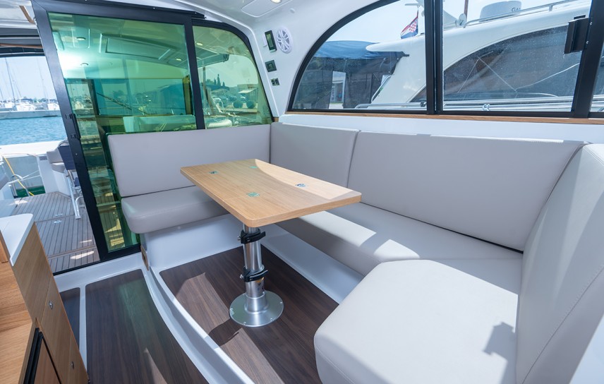 Adriana 44 Fly boat interijer