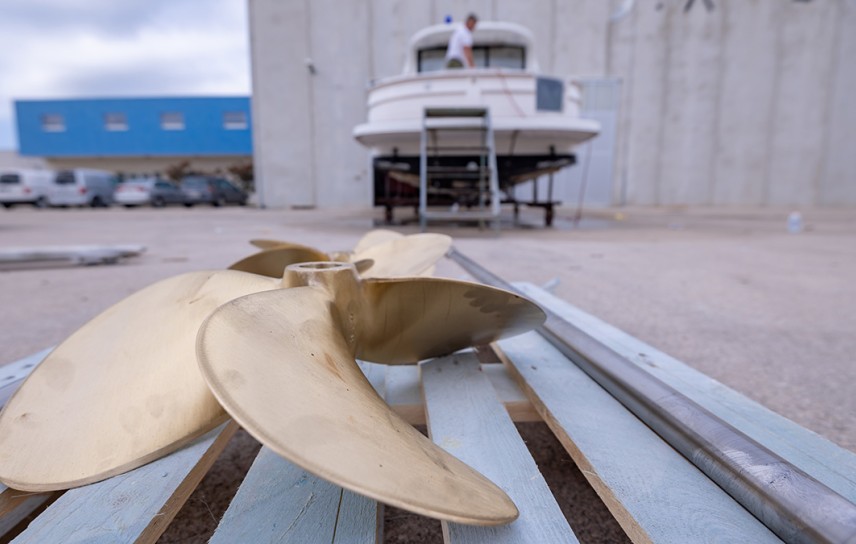 Adriana 36 boat services